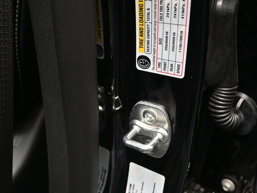 Black Chevrolet Traverse image number 13
