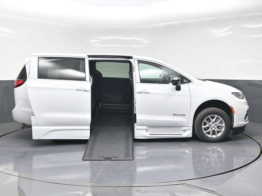 New 2025 Chrysler Pacifica Select Safety - BraunAbility Side Entry Entry In Floor Automatic Ramp