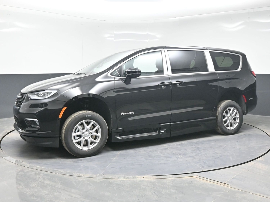 Black Chrysler Pacifica image number 6