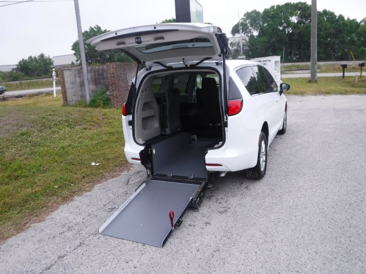 2024 CHRYSLER VOYAGER - Image 1