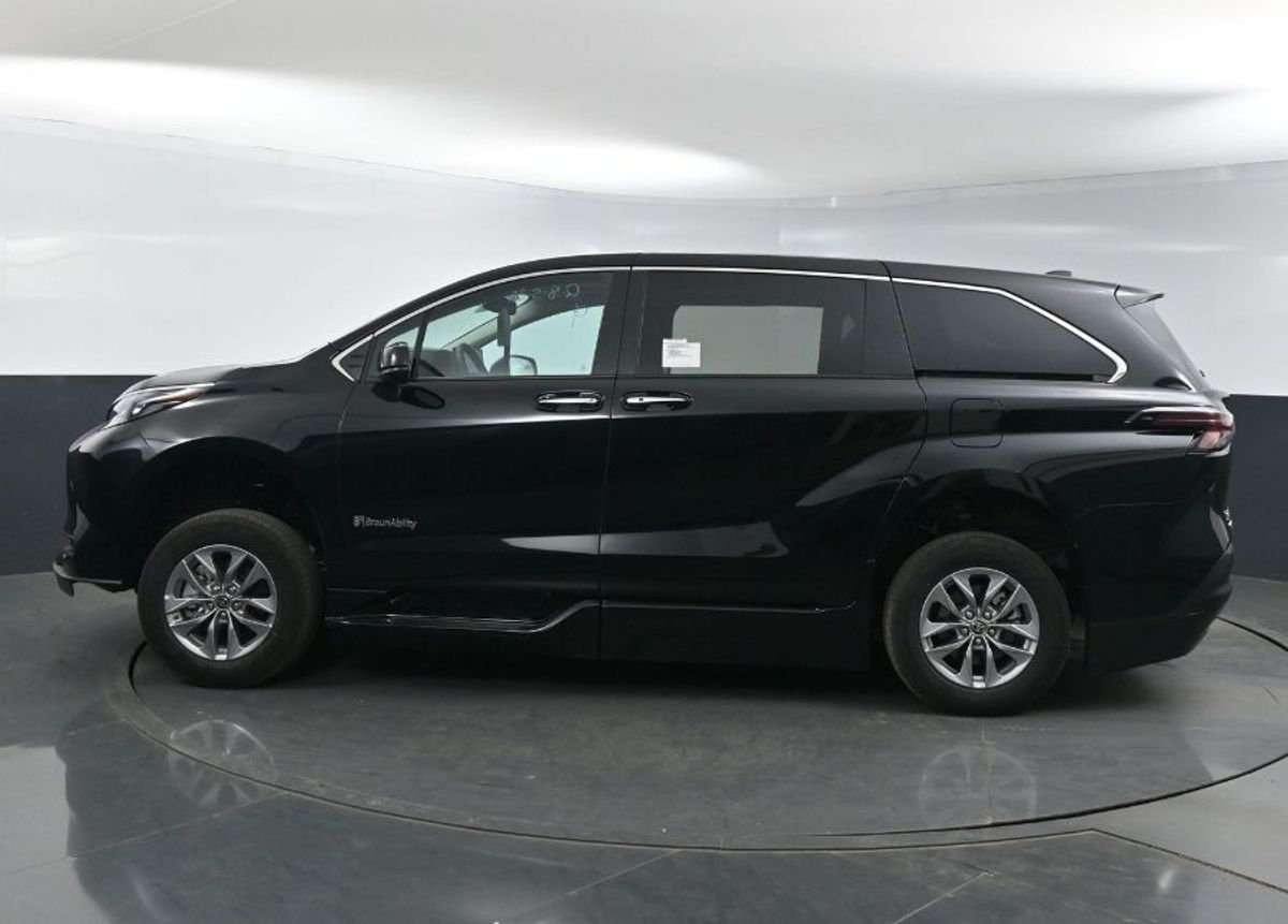 Black Toyota Sienna image number 3