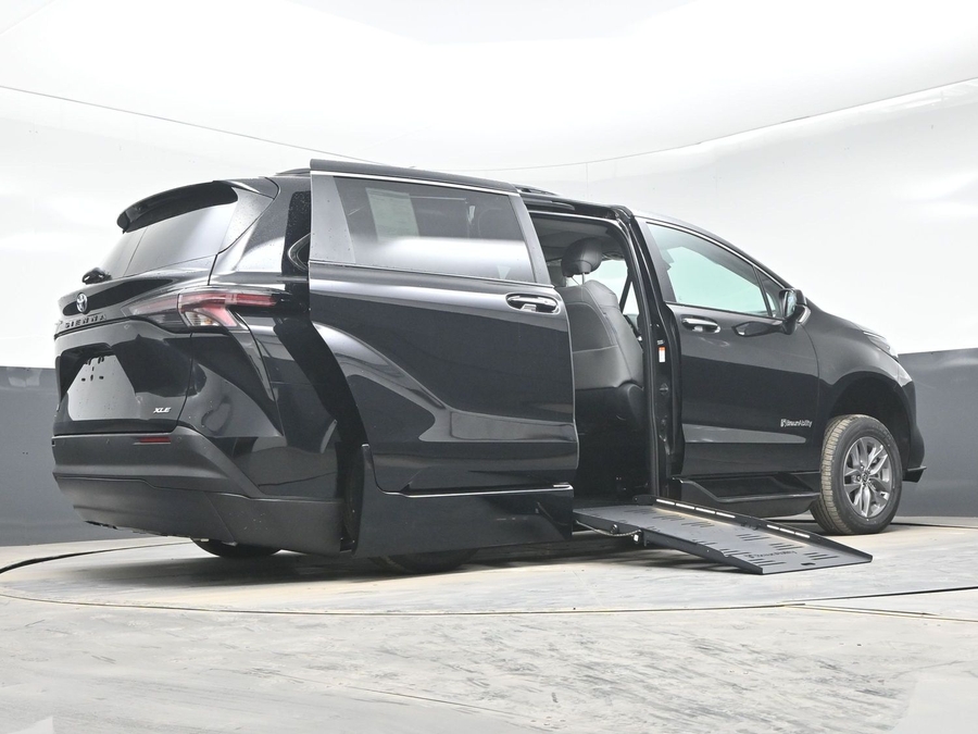 Black Toyota Sienna image number 21