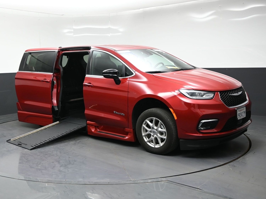 Used 2025 Chrysler Pacifica Select - BraunAbility Side Entry In Floor Automatic Ramp