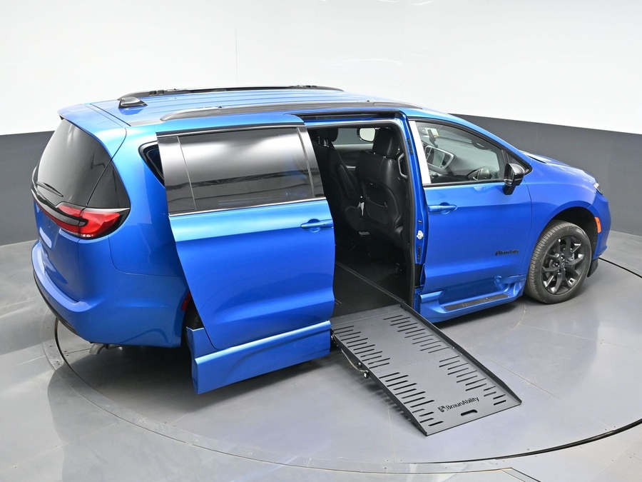 New 2026 Chrysler Pacifica Select Sport - BraunAbility Side Entry Entry Fold Out Automatic Ramp