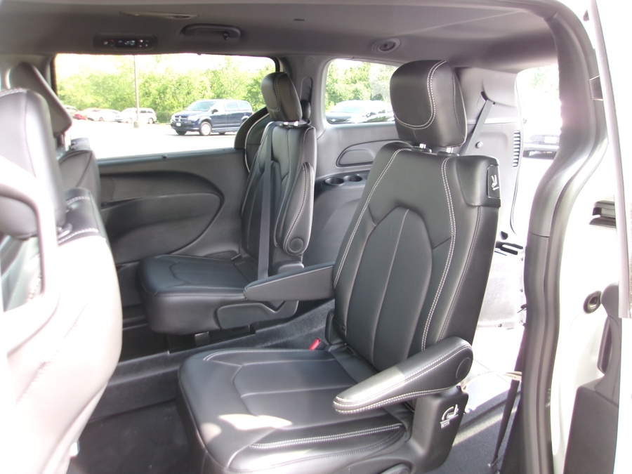 White Chrysler Voyager image number 28