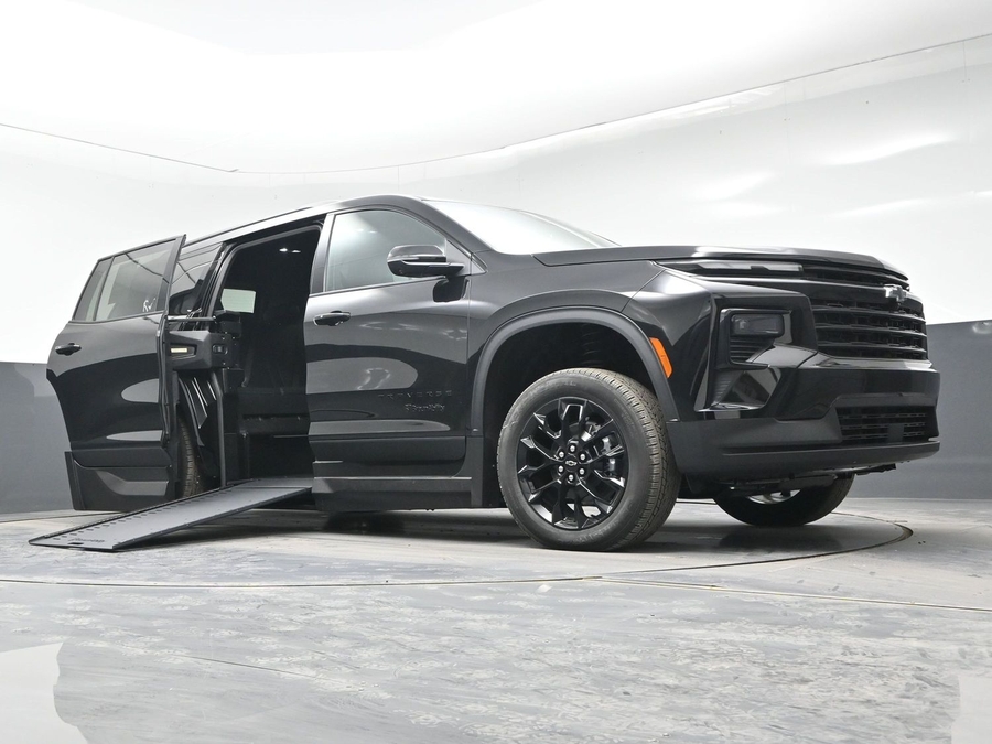 New 2025 Chevrolet Traverse 1LT Midnight - BraunAbility Side Entry Entry In Floor Automatic Ramp