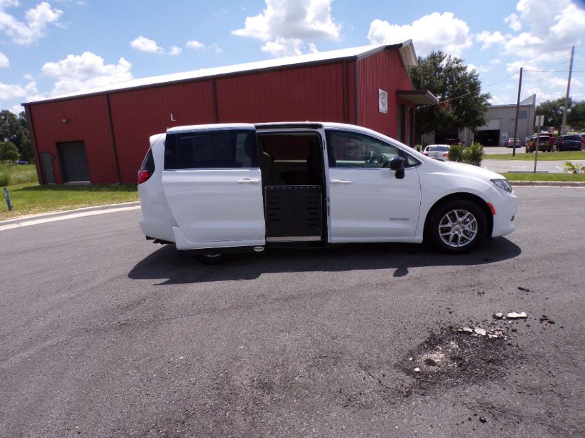 White Chrysler Voyager image number 11