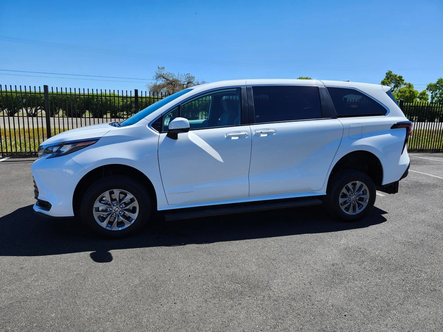 New 2026 Toyota Sienna Hybrid LE - Vantage Mobility Commercial Rear Entry Entry Fold Out Manual Ramp