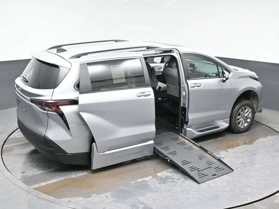 New 2025 Toyota Sienna Hybrid XLE Plus - BraunAbility Side Entry Entry Fold Out Automatic Ramp