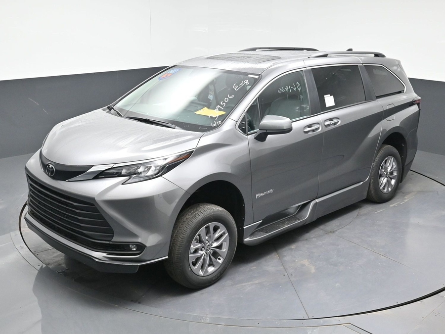 New 2026 Toyota Sienna Hybrid XLE Base - BraunAbility Side Entry Fold Out Automatic Ramp