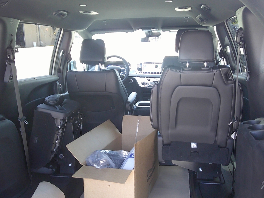 White Chrysler Voyager image number 14