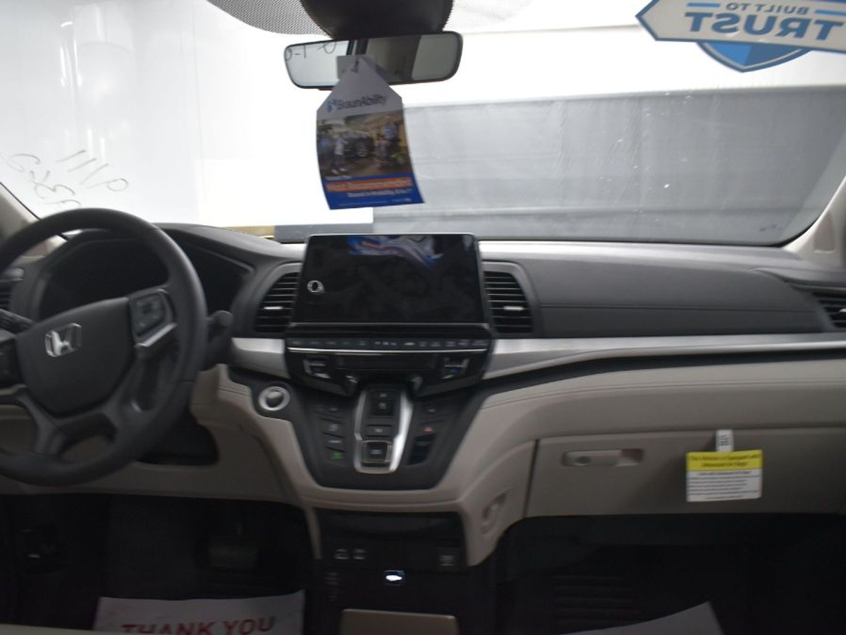 White Honda Odyssey image number 12