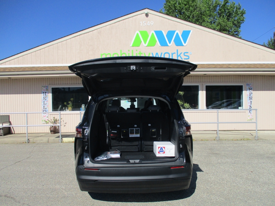 Black Toyota Sienna image number 15