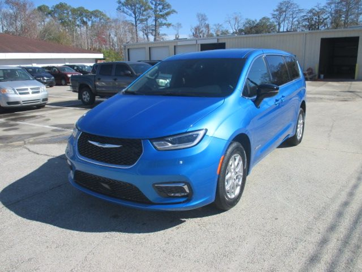 Blue Chrysler Pacifica image number 2