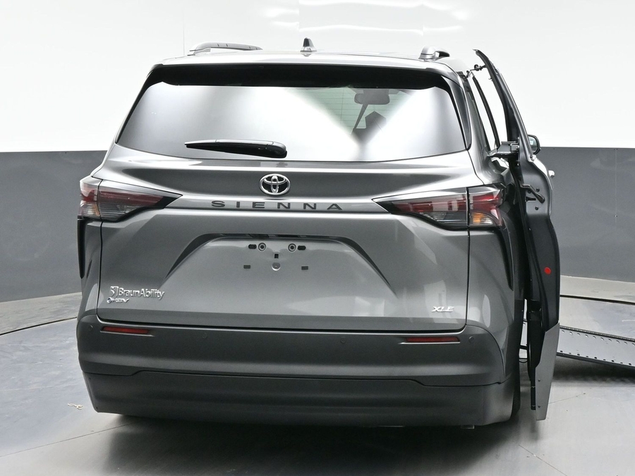Grey Toyota Sienna image number 3