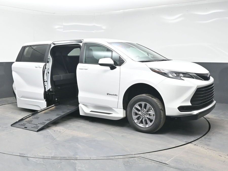 2025 Toyota Sienna LE's photo