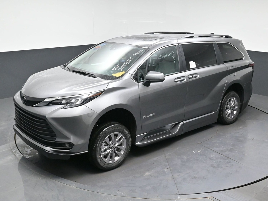 Grey Toyota Sienna image number 22