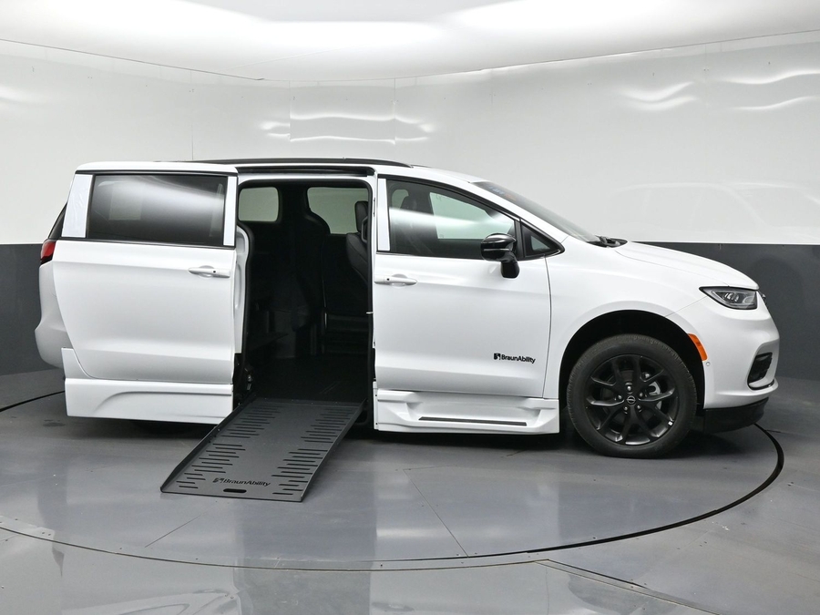 White Chrysler Pacifica image number 5