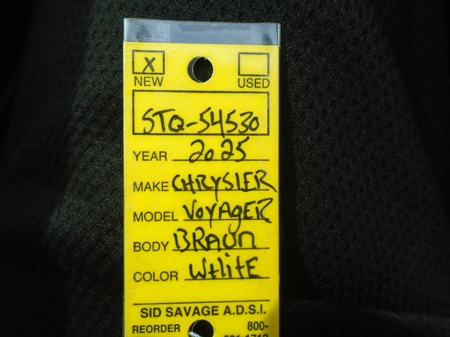 White Chrysler Voyager image number 15