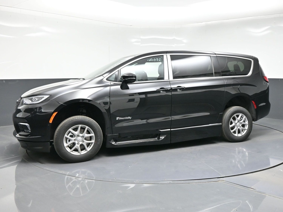 Black Chrysler Pacifica image number 2