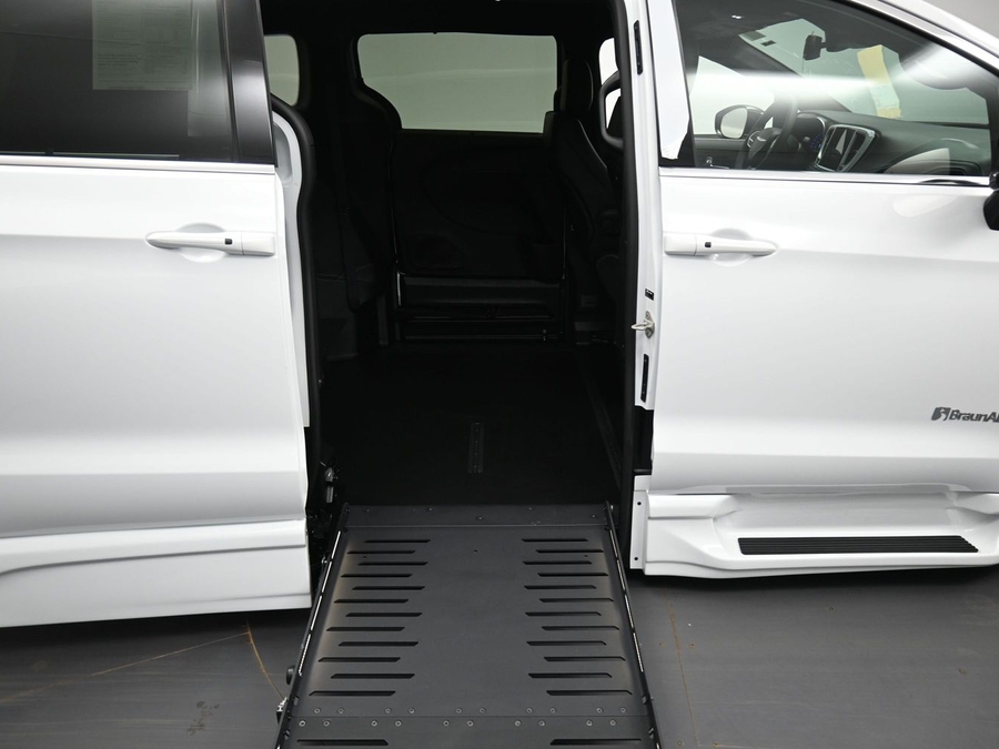 White Chrysler Pacifica image number 10