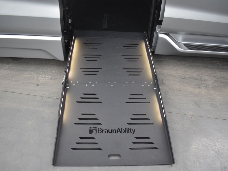 New 2025 Toyota Sienna Hybrid XLE Base - BraunAbility Side Entry Entry Fold Out Automatic Ramp
