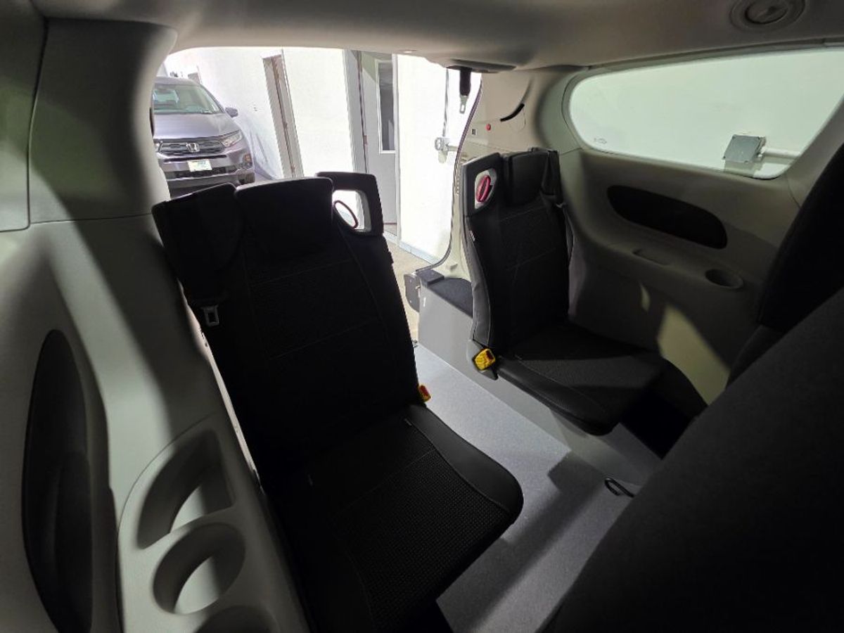 White Chrysler Voyager image number 25