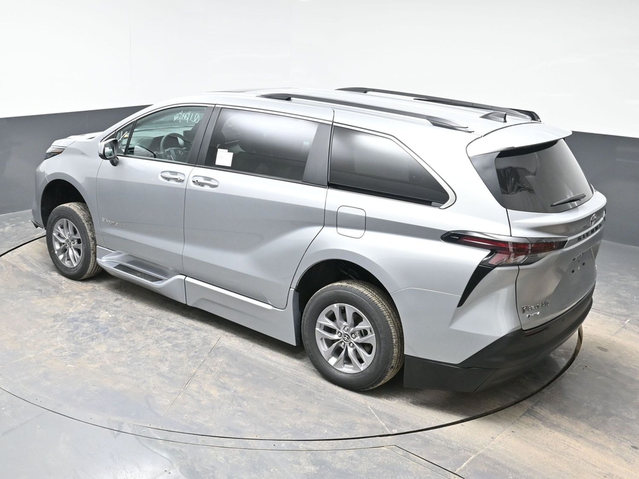 Silver Toyota Sienna image number 24