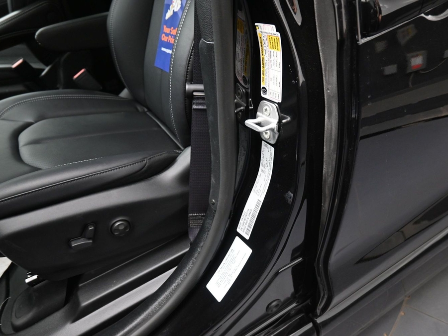 Black Chrysler Pacifica image number 13