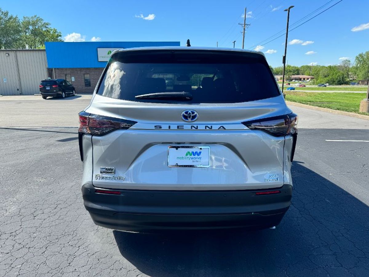 Silver Toyota Sienna image number 16
