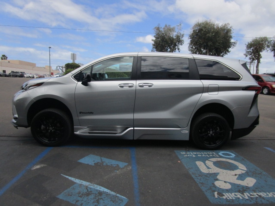 Used 2023 Toyota Sienna Hybrid XSE Sport - BraunAbility Side Entry Entry Fold Out Automatic Ramp
