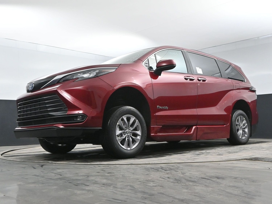 New 2025 Toyota Sienna Hybrid XLE Plus - BraunAbility Side Entry Entry Fold Out Automatic Ramp