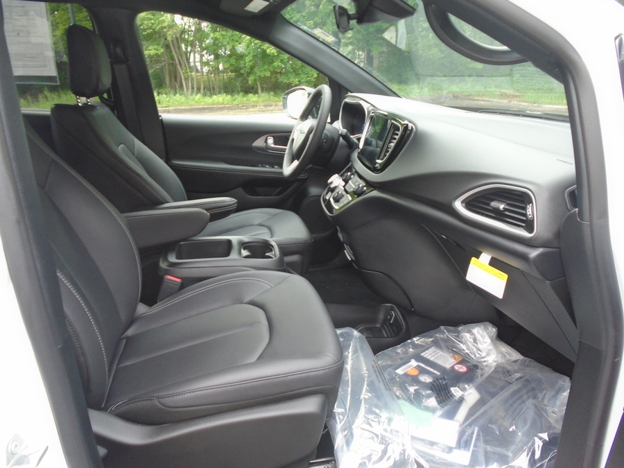 White Chrysler Voyager image number 3