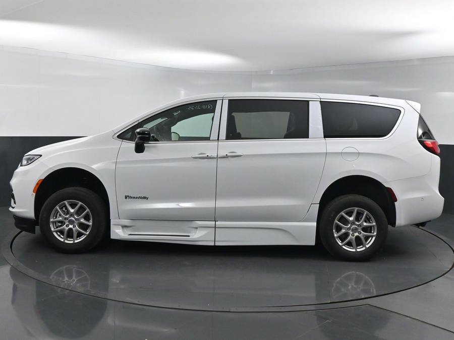 New 2025 Chrysler Pacifica Select Safety - BraunAbility Side Entry Entry Fold Out Automatic Ramp