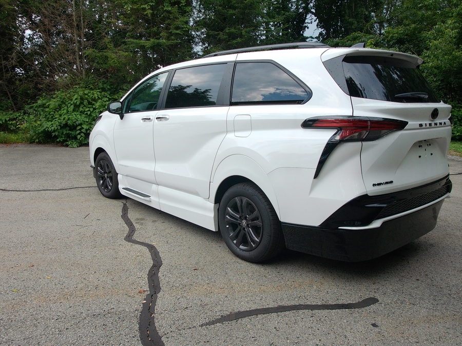 White Toyota Sienna image number 6