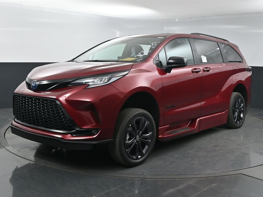 New 2025 Toyota Sienna Hybrid XSE Sport - BraunAbility Side Entry Entry In Floor Automatic Ramp