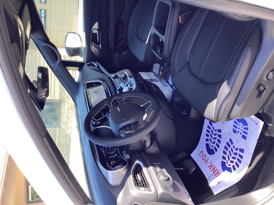 White Chrysler Voyager image number 14