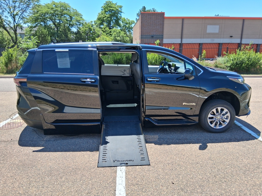 Black Toyota Sienna image number 1