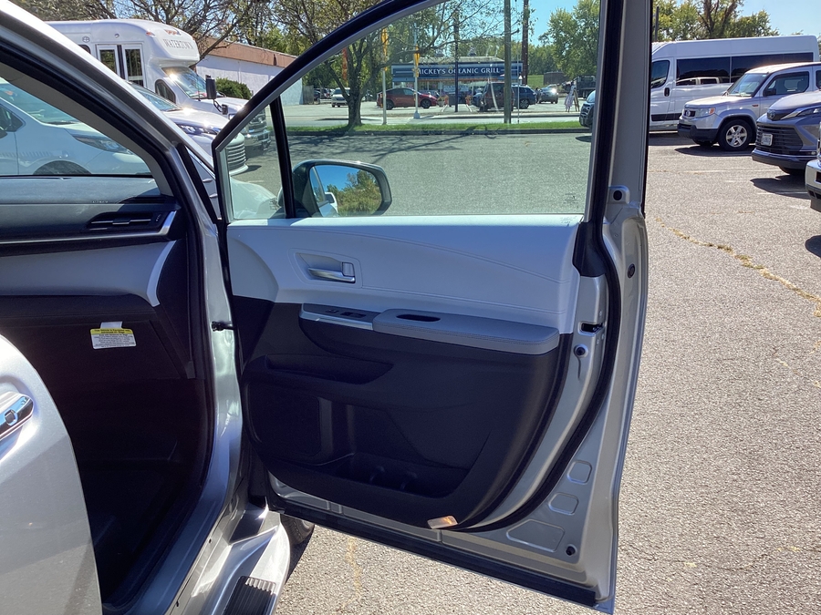 Silver Toyota Sienna image number 6
