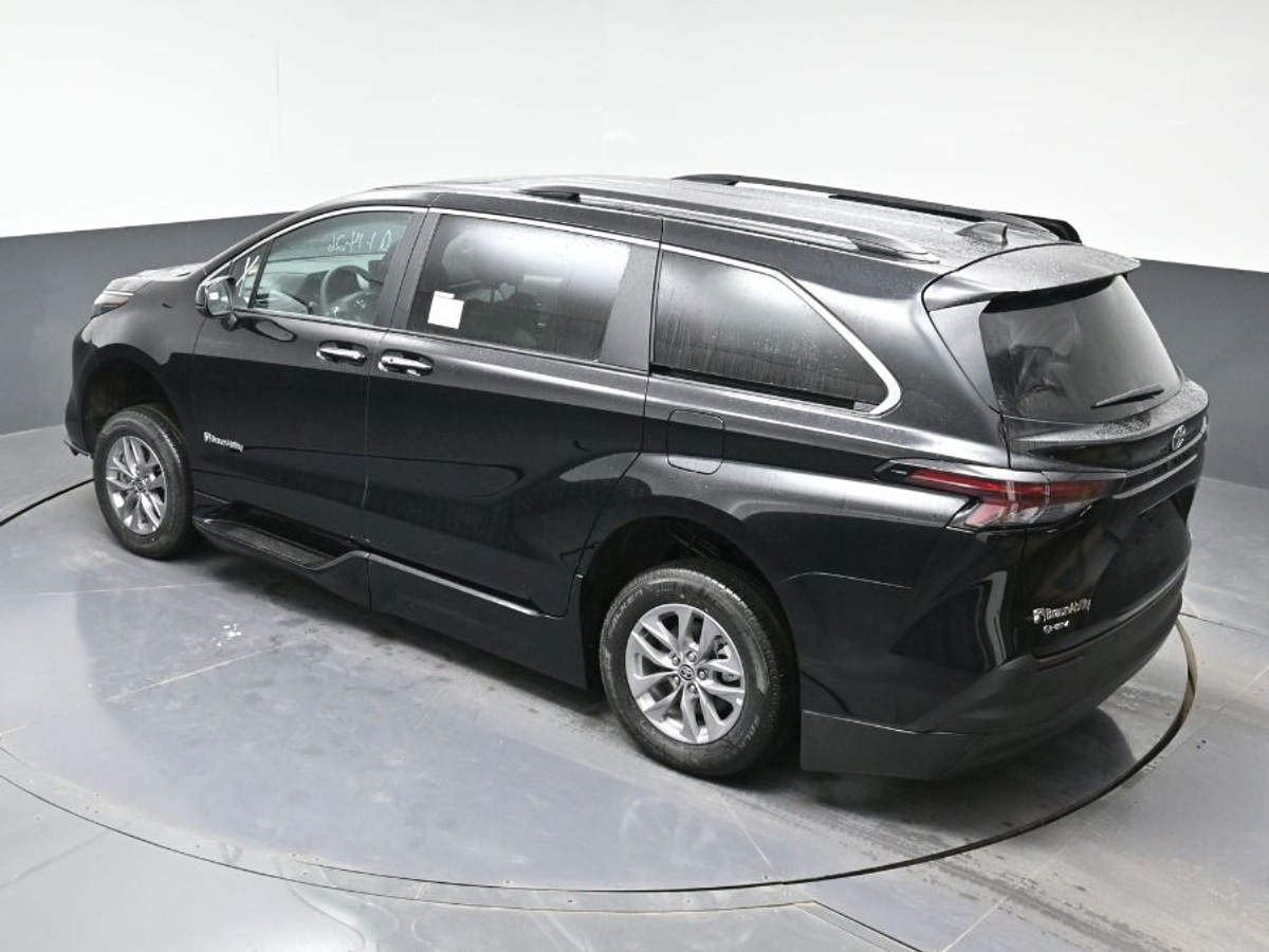 Black Toyota Sienna image number 9