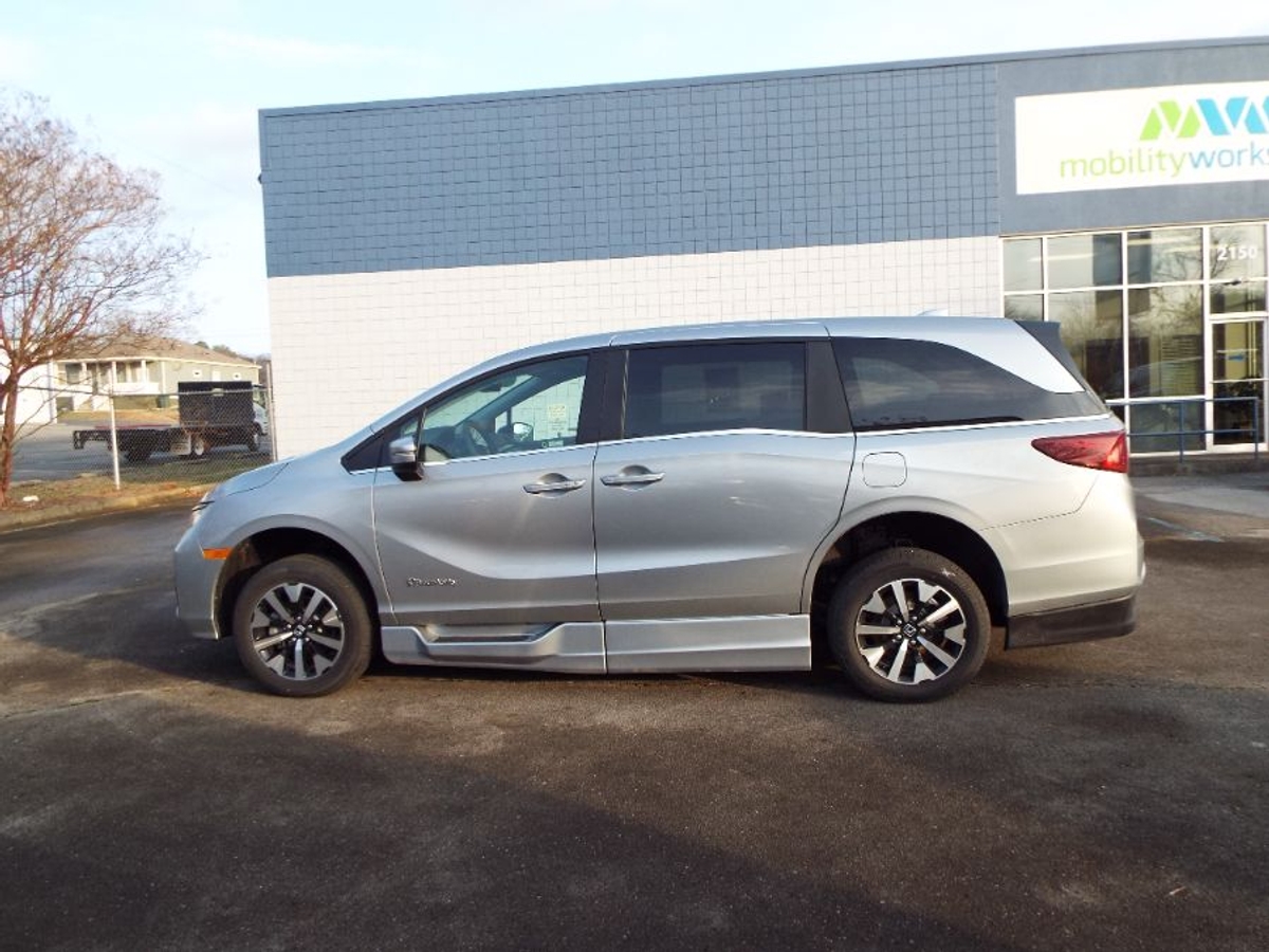 Silver Honda Odyssey image number 8