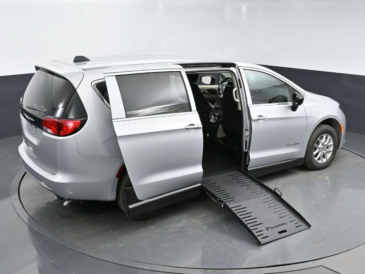 Silver Chrysler Voyager image number 14