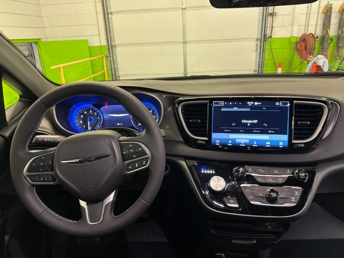 2026 CHRYSLER VOYAGER - Image 16