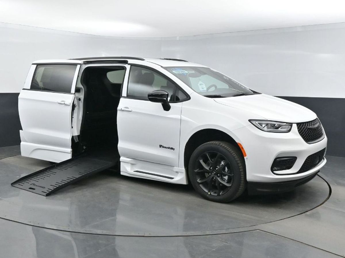 White Chrysler Pacifica image number 17