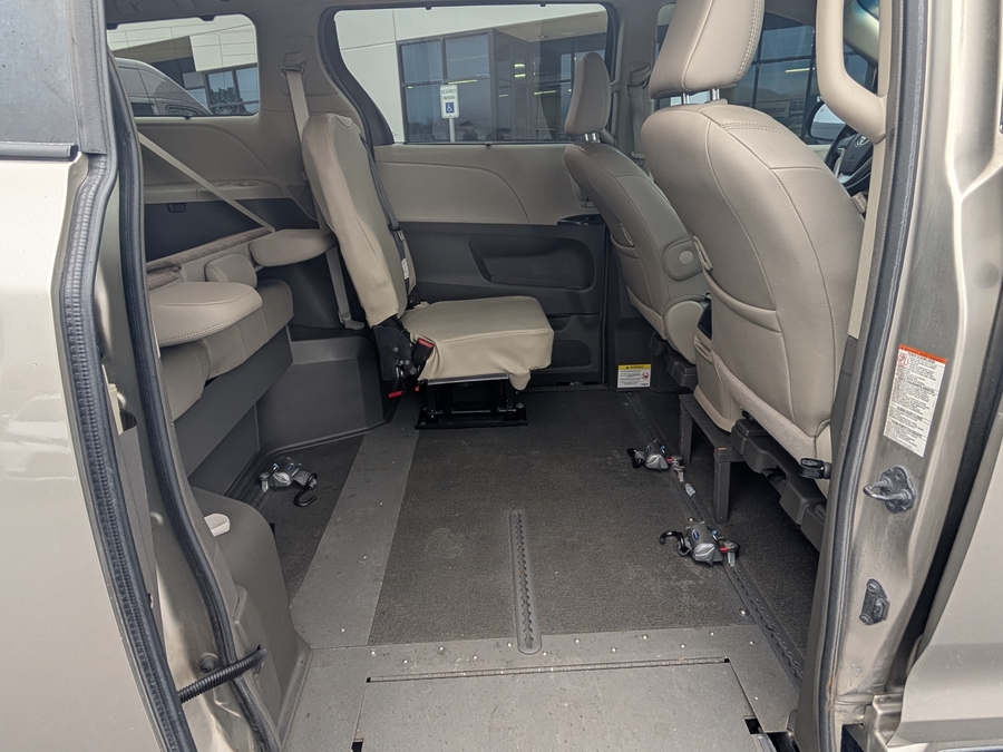 Used 2017 Toyota Sienna XLE Base -  Side Entry Entry In Floor Manual Ramp