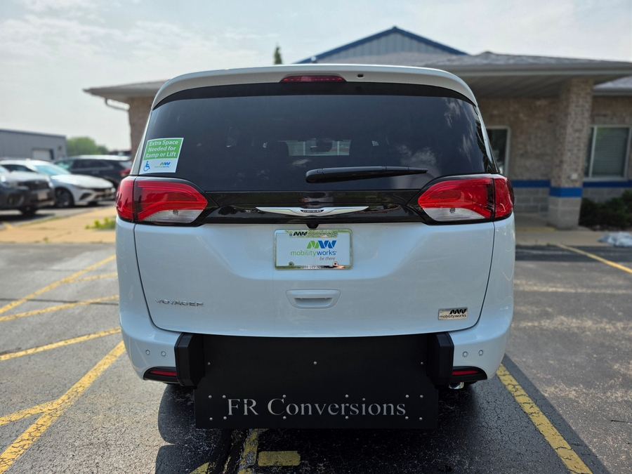 White Chrysler Voyager image number 5