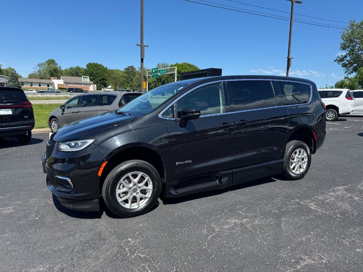 2023 CHRYSLER PACIFICA - Image 3