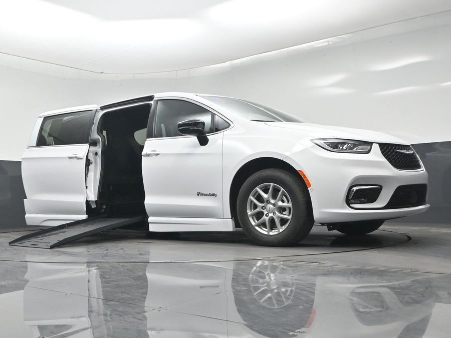 White Chrysler Pacifica image number 16