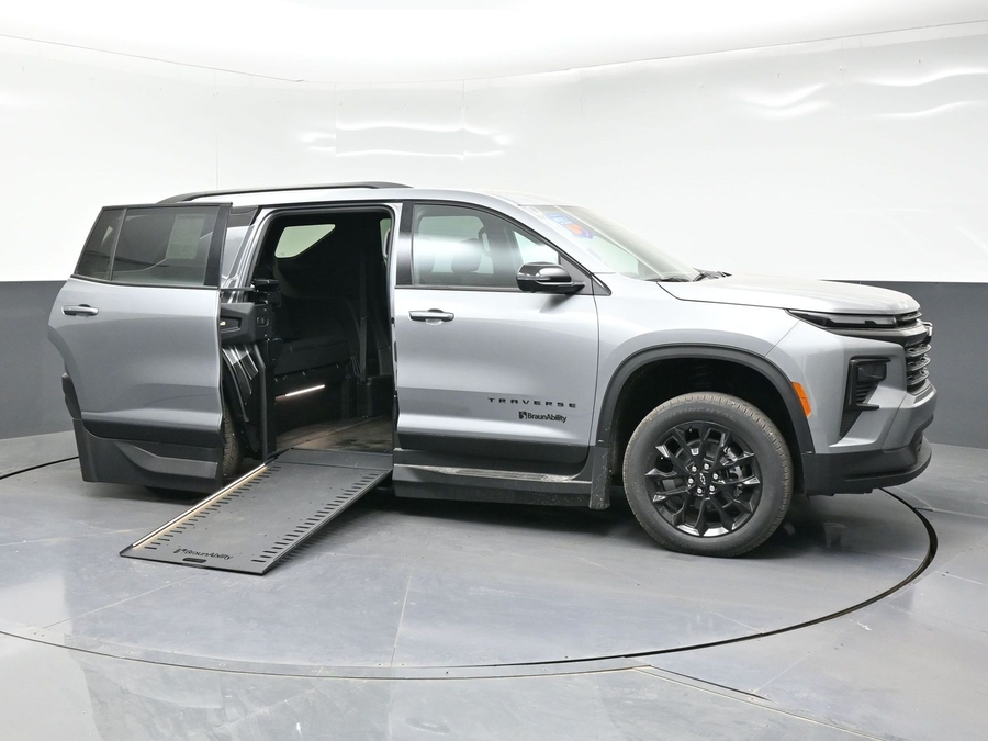 New 2026 Chevrolet Traverse 1LT Midnight - BraunAbility Side Entry Entry In Floor Automatic Ramp