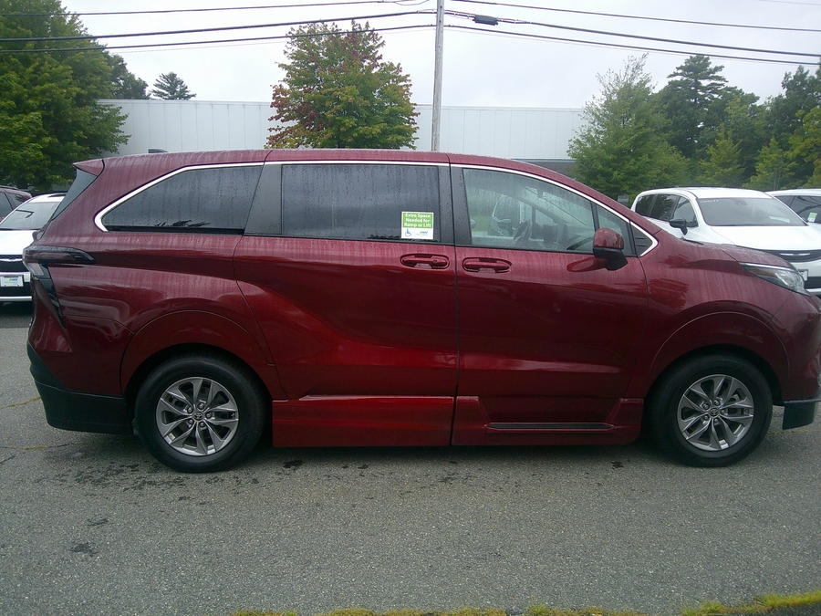 2022 Toyota Sienna LE - Photo 11